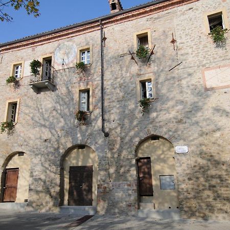 Dimora Storico Romantica Il Sole E La Luna Hostal Cerretto Langhe Exterior foto