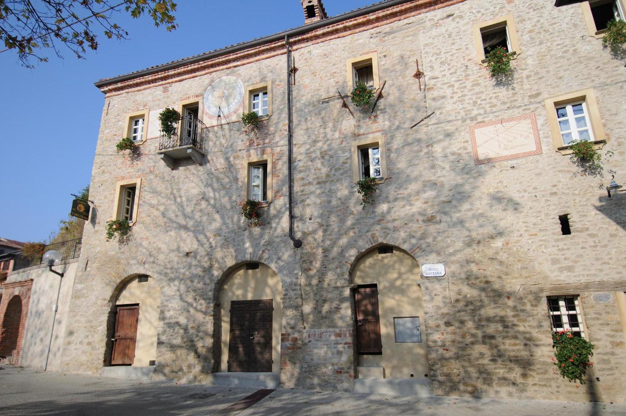 Dimora Storico Romantica Il Sole E La Luna Hostal Cerretto Langhe Exterior foto