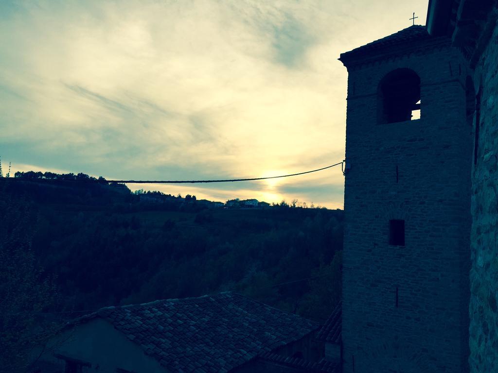 Dimora Storico Romantica Il Sole E La Luna Hostal Cerretto Langhe Exterior foto